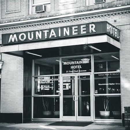 The Mountaineer Hotel Williamson Екстер'єр фото