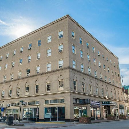 The Mountaineer Hotel Williamson Екстер'єр фото
