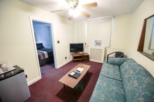 The Mountaineer Hotel Williamson Екстер'єр фото