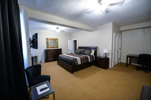 The Mountaineer Hotel Williamson Екстер'єр фото
