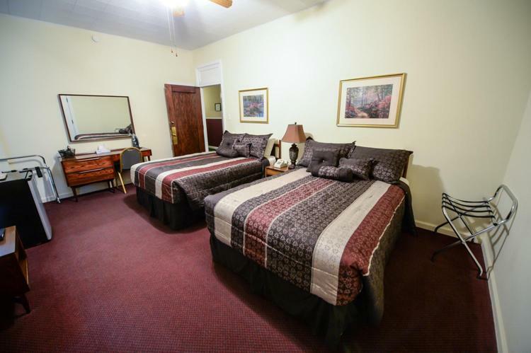 The Mountaineer Hotel Williamson Екстер'єр фото